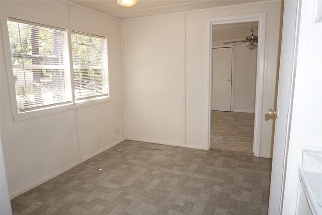 Building Photo - 10970 Maywood St