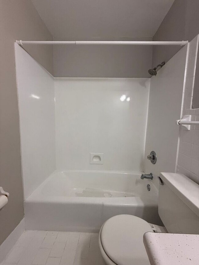 Building Photo - 2 Bedroom Unit was recently renovated. Liv...