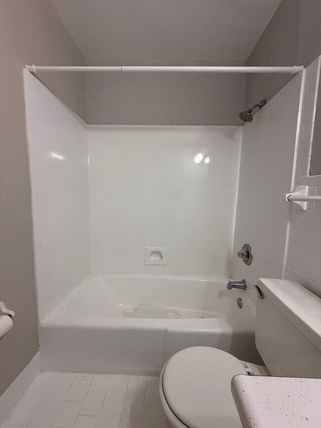 Building Photo - 2 Bedroom Unit was recently renovated.  Live walking distance from the downtown square or steps f...