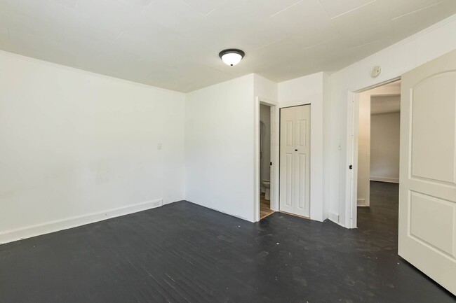 Building Photo - 930 Elm St