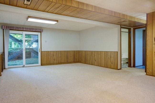 Building Photo - Remodeled Kent East Hill Split level