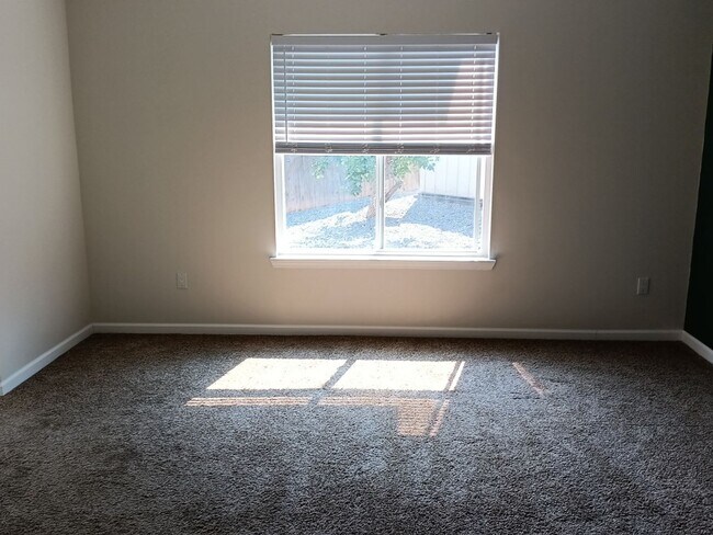 Building Photo - Spacious 4-bedroom, 2-bathroom home! Comin...