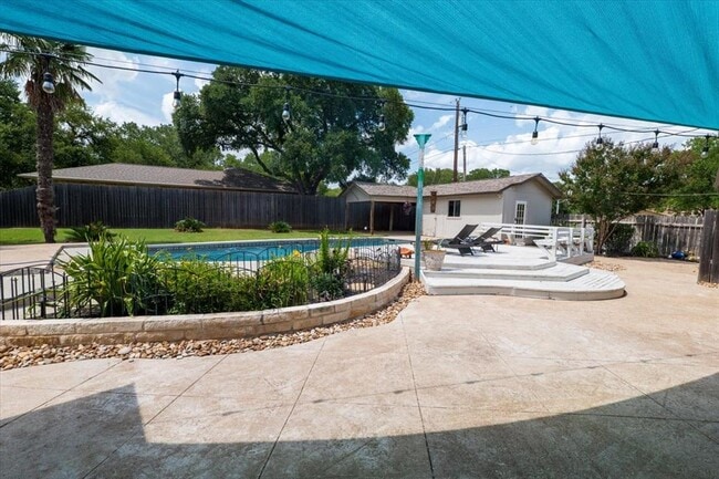 Building Photo - 300 Las Plumas Dr