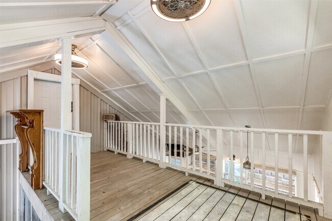 Building Photo - 1005 Center Cir