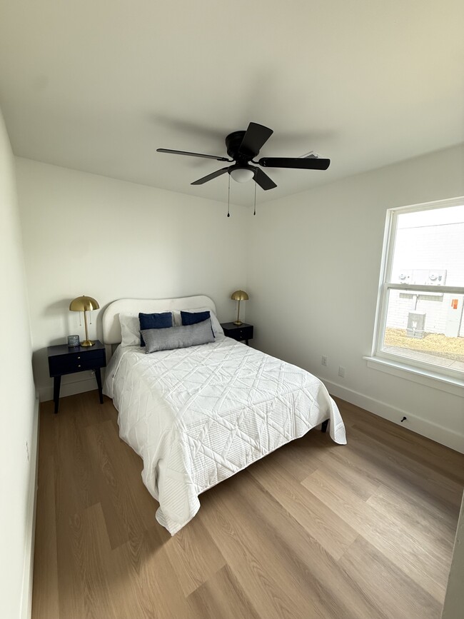 Building Photo - 1126 W Cato Springs Rd