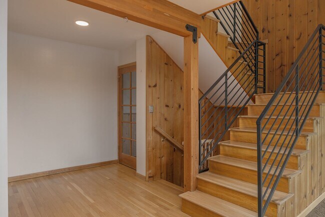 Building Photo - 1499 Golden View Dr