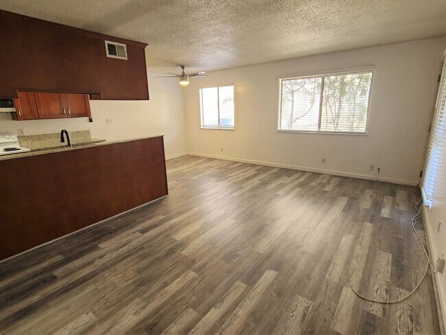 Building Photo - UPDATED RENTAL IN SACRAMENTO!