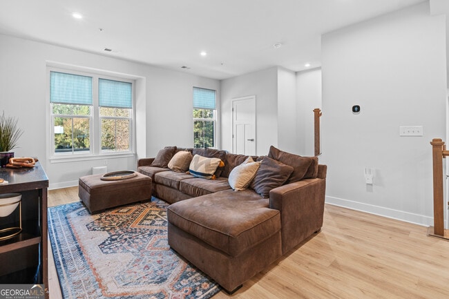 Building Photo - 205 Climbing Ivy Cir