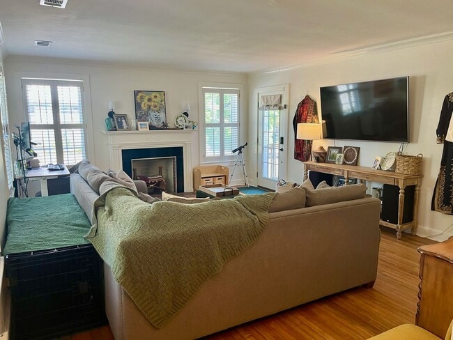 Building Photo - 3/2 Duplex Conveniently Situated in an Established Neighborhood!