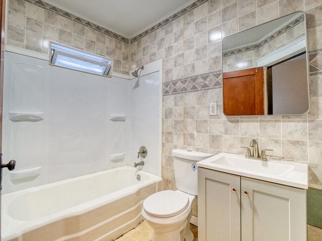 Building Photo - 10112 Columbia Ave