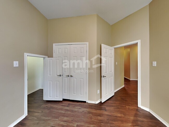 Building Photo - 8000 Bonito Dr