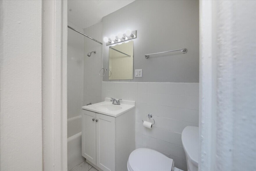 Building Photo - 1140 N La Salle Dr