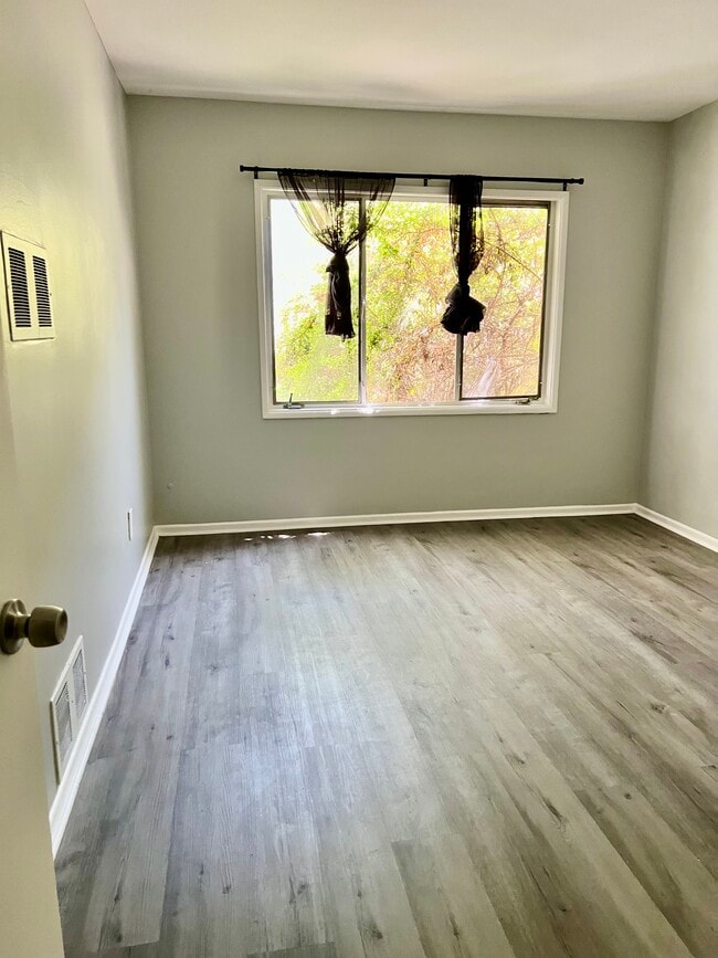 Building Photo - 1615-1621 N Hobart Blvd