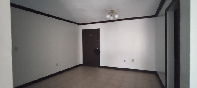Building Photo - 6900 N Kendall Dr
