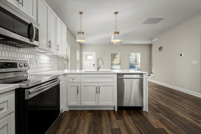 Building Photo - 555 Gresham Ln