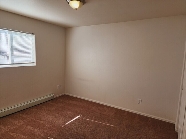 Building Photo - Cute 2 bedroom unit on University Dr.