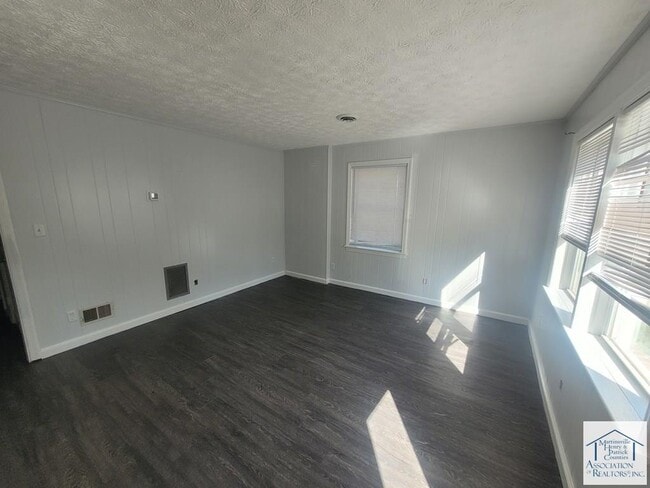 Building Photo - 315 Spring Dr