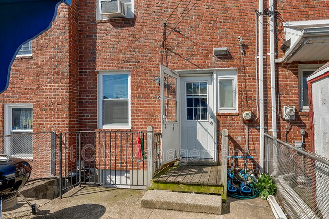 Building Photo - 944 Dalton Ave