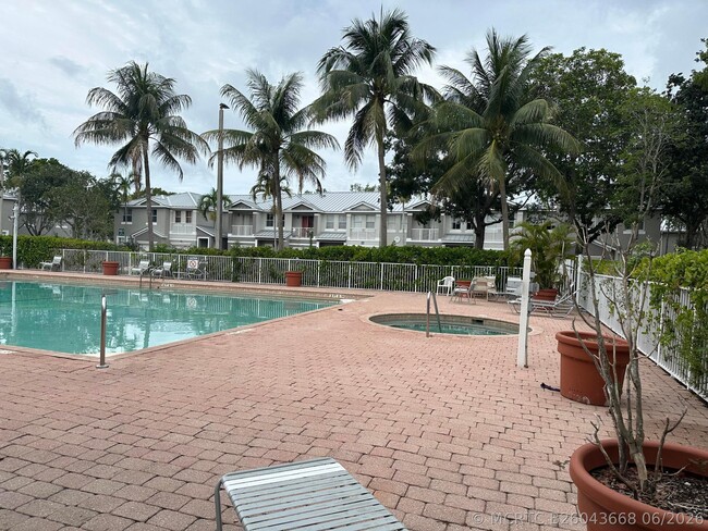 Building Photo - 1121 Shoma Dr