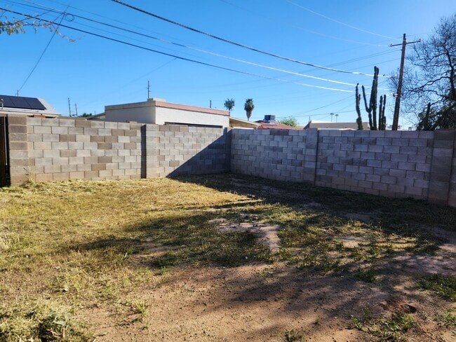 Building Photo - 2732 W Luke Ave