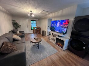 Building Photo - 3201 Westridge St