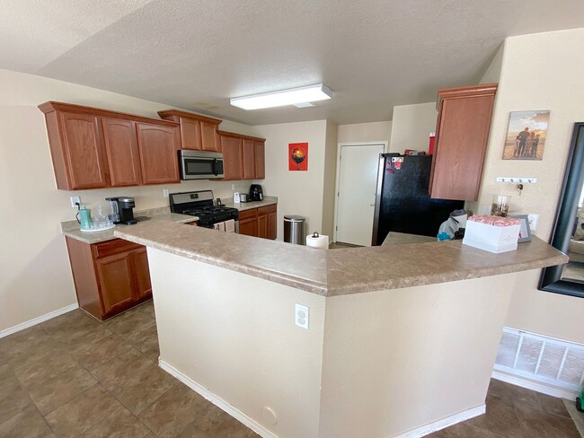 Building Photo - Northeast El Paso 4 bed with Refrig A/C ac...