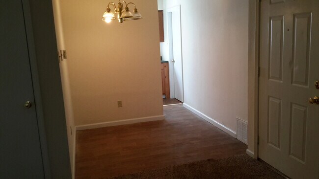 Building Photo - 746 Demaret Dr