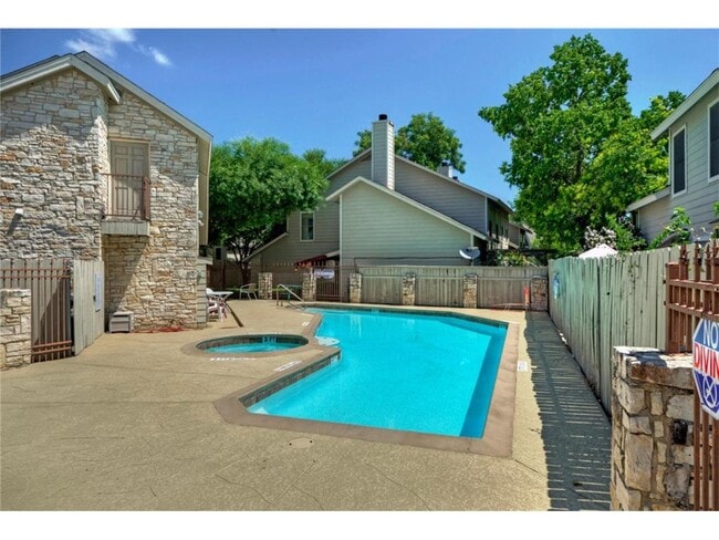 Building Photo - 512 Eberhart Ln