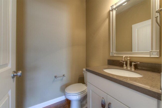 Building Photo - 405 S Meadowlark St