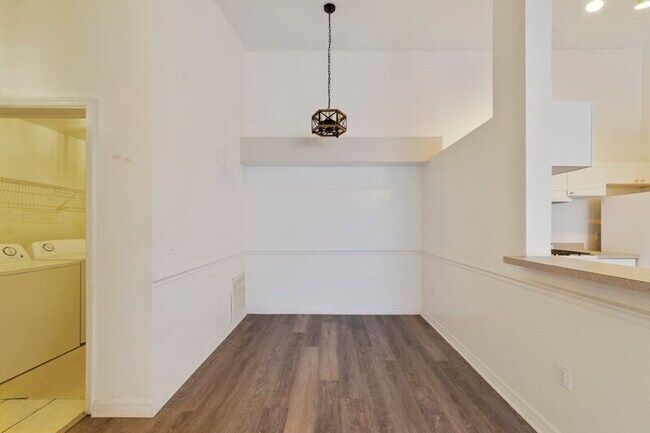Building Photo - 3391 S Kirkman Rd