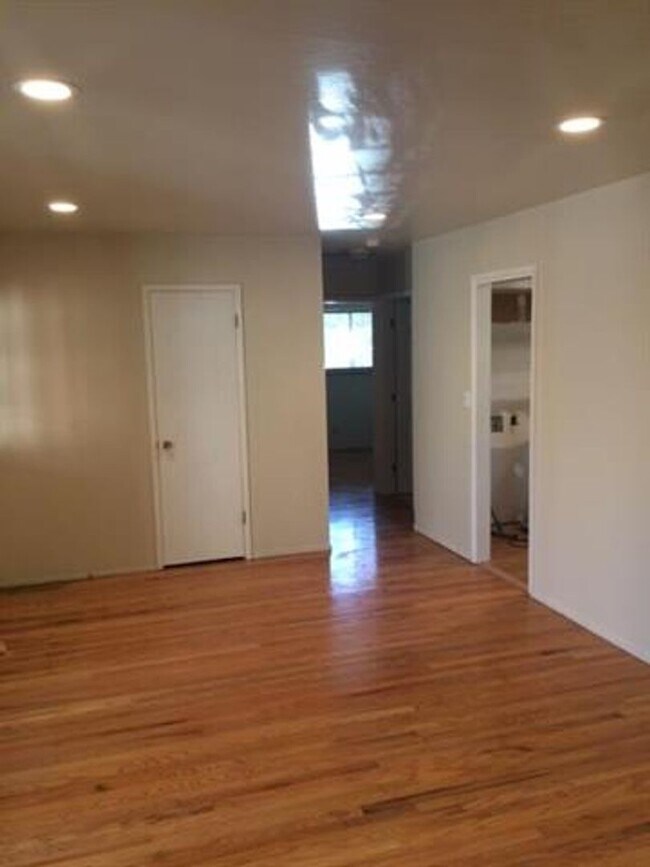 Building Photo - 1676 Blue Jay Dr