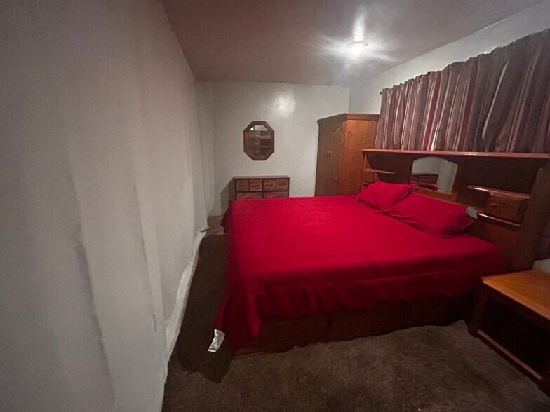 king size bed - 2063 Newhaven Dr