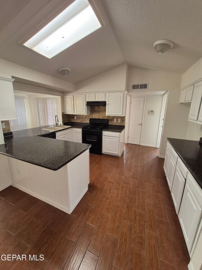 Building Photo - 6644 Mariposa Dr