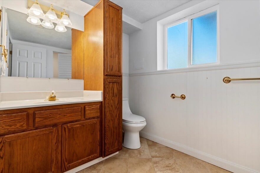 1/2 Bath - 954 W River Point Cir