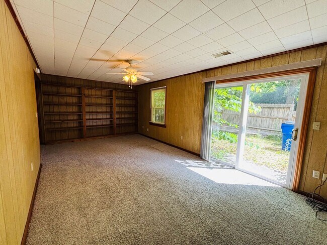 Building Photo - 111 Canterbury Ct
