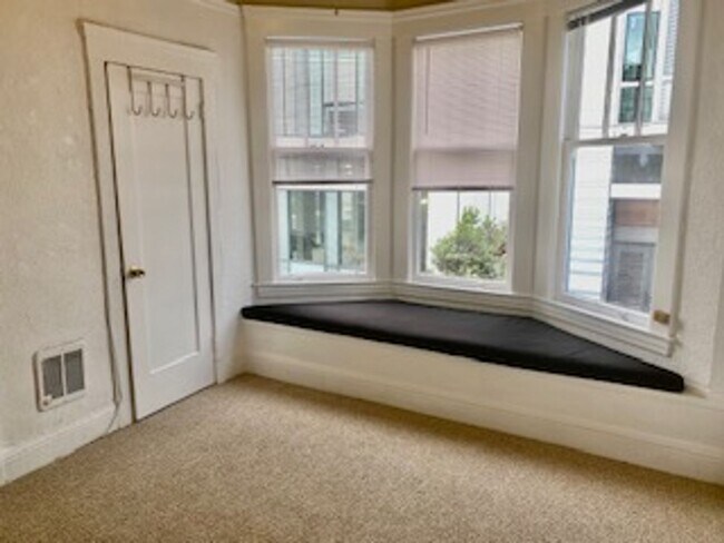 Building Photo - Charming and Sunny Hayes Valley Studio - P...