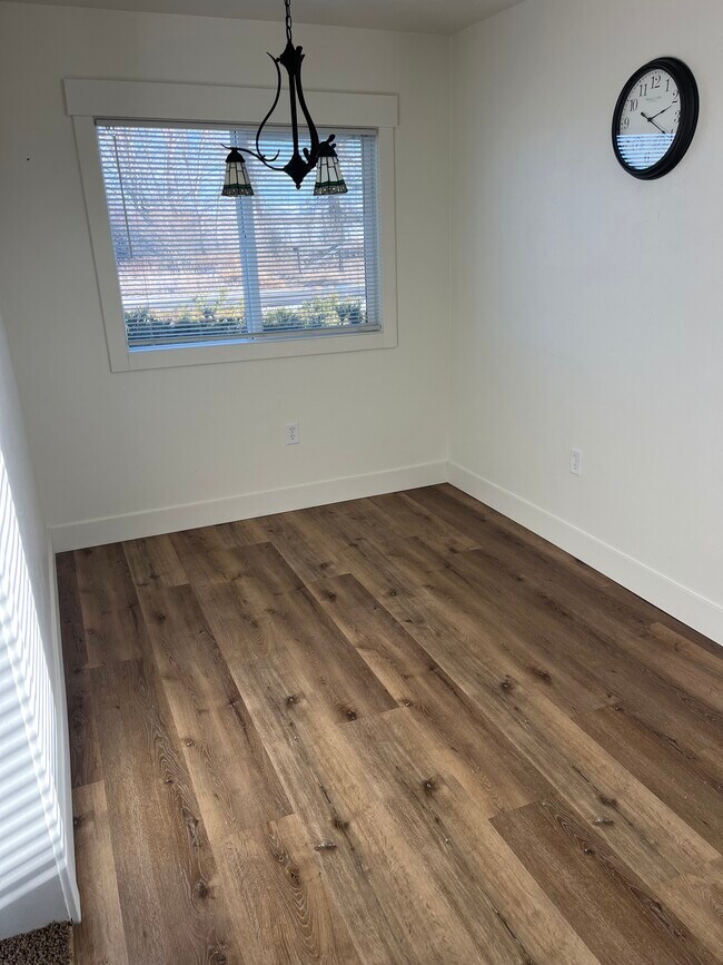 Building Photo - 725 Sand Creek Rd