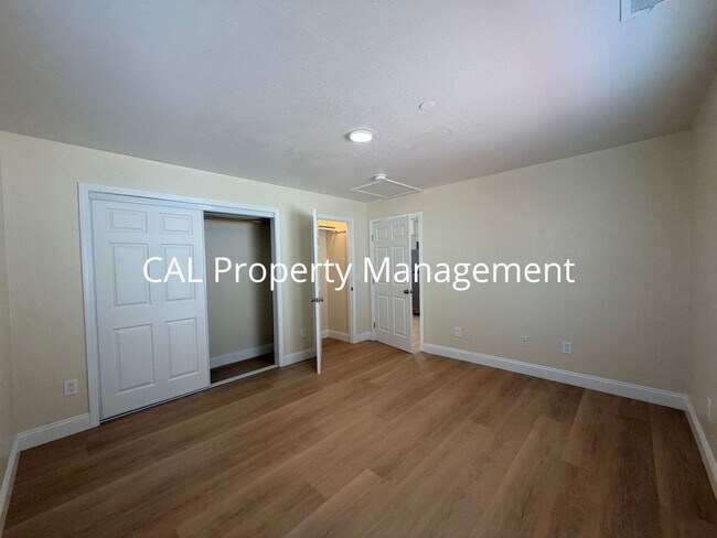 Building Photo - 245 Maple St