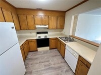 Building Photo - 606 N Pointe Creek