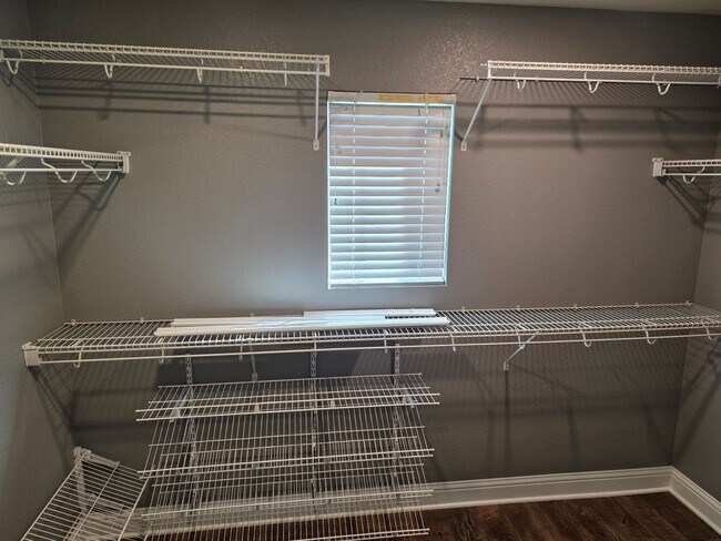 Building Photo - Beautiful and Expansive 4 Bed 3 Bath SFR by Buckley AFB