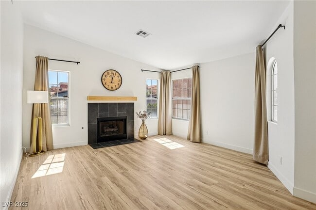 Building Photo - 7400 Queen Palm Dr