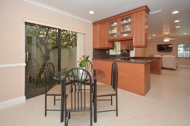 Breakfast room overlooking atrium - 4355 NW 25th Way