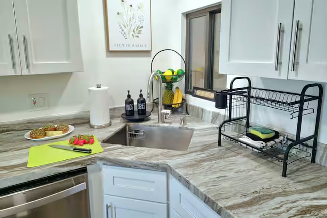 Building Photo - 2747 N Fairview Dr