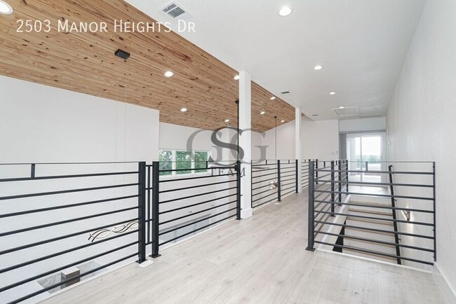 Building Photo - 2503 Mnr Hts Dr