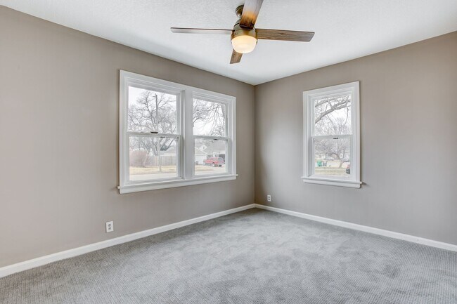 Building Photo - Updated 2 Bed, 1 Bath