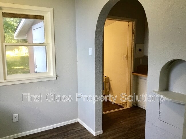 Building Photo - 2215 Cashion Pl