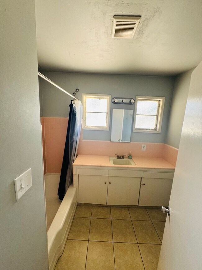 Building Photo - Charming property in Bakersfield – Minutes...