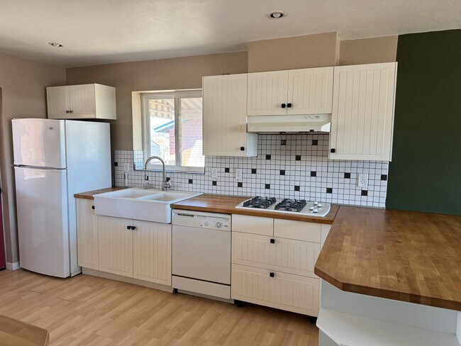 Building Photo - ALL UTILITIES INCLUDED Colorful & Eclectic 2 Bed / 1 Bath Home Near U of A