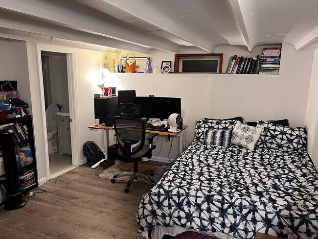 Building Photo - 821 S Ivy St