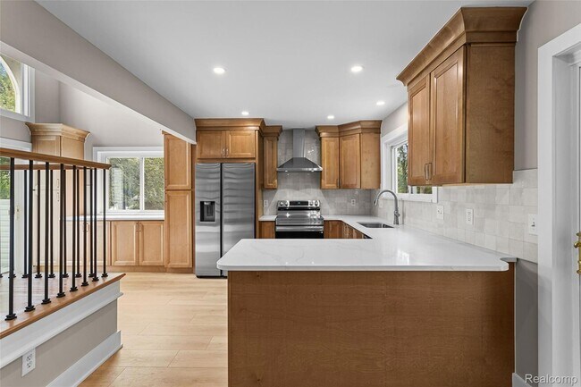 Building Photo - 6552 Orion Rd
